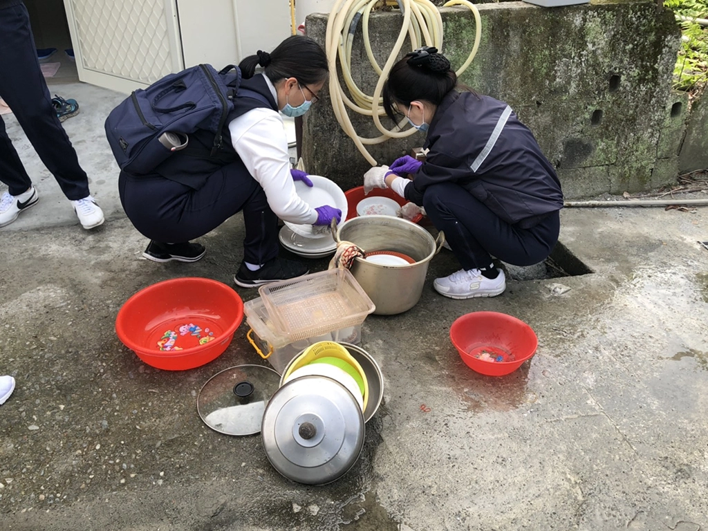 慈濟志工們協助把放在倉庫的家具搬回來,一個一個清潔打掃再搬入新家。
