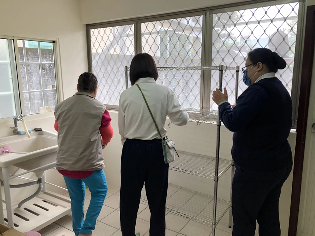 慈濟志工們協助把放在倉庫的家具搬回來,一個一個清潔打掃再搬入新家。