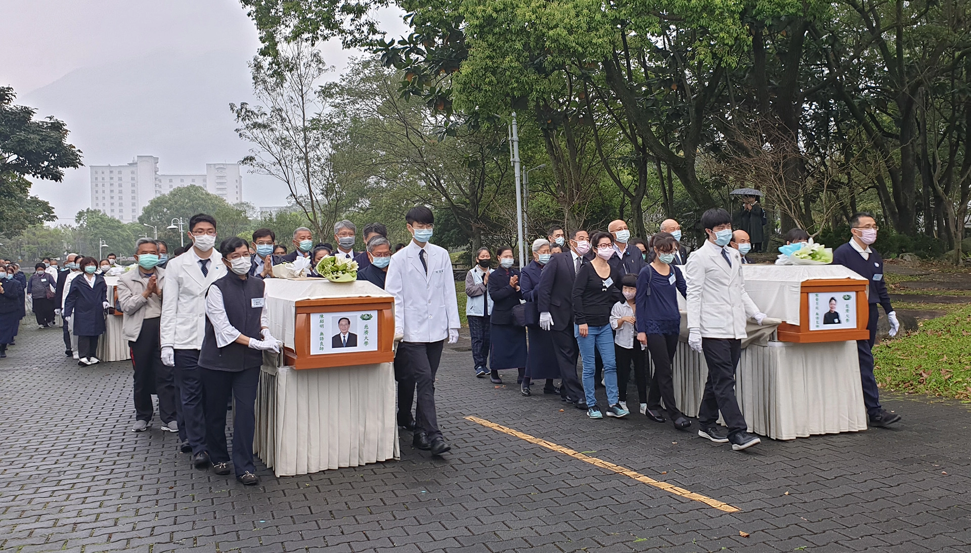 醫學生和家屬們緩緩扶著老師的靈柩前進,陳紹明副總和陳黃月玫老師的棺木並排,陳副總的女兒陳皇曄表示,父母親互相扶持超過56年,在慈濟路上共修37年,一生活得非常有意義,每次媽媽提到以後要捐大體,父親就在一旁點頭,父母殊勝因緣能在同一天成為大體老師,人生終點還能互相陪伴,圓滿心願。