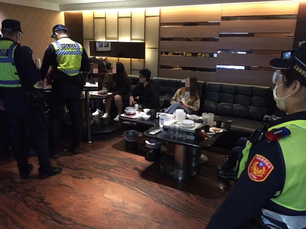 警員利用M-Police行動電腦查詢身分,以查察居家檢疫對象是否有到處趴趴走之情事,前往KTV、卡拉OK、電子遊藝場、Pub、夜店及飲酒跳舞等地方臨檢。
