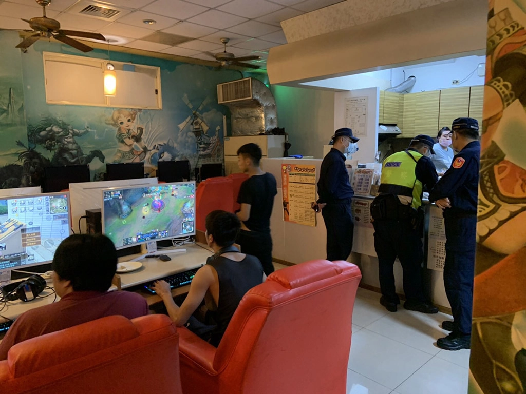 警員利用M-Police行動電腦查詢身分,以查察居家檢疫對象是否有到處趴趴走之情事,前往KTV、卡拉OK、電子遊藝場、Pub、夜店及飲酒跳舞等地方臨檢。