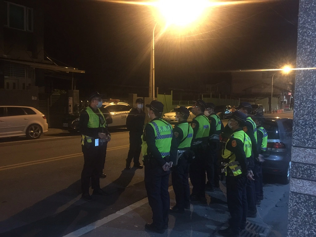 警員利用M-Police行動電腦查詢身分,以查察居家檢疫對象是否有到處趴趴走之情事,前往KTV、卡拉OK、電子遊藝場、Pub、夜店及飲酒跳舞等地方臨檢。