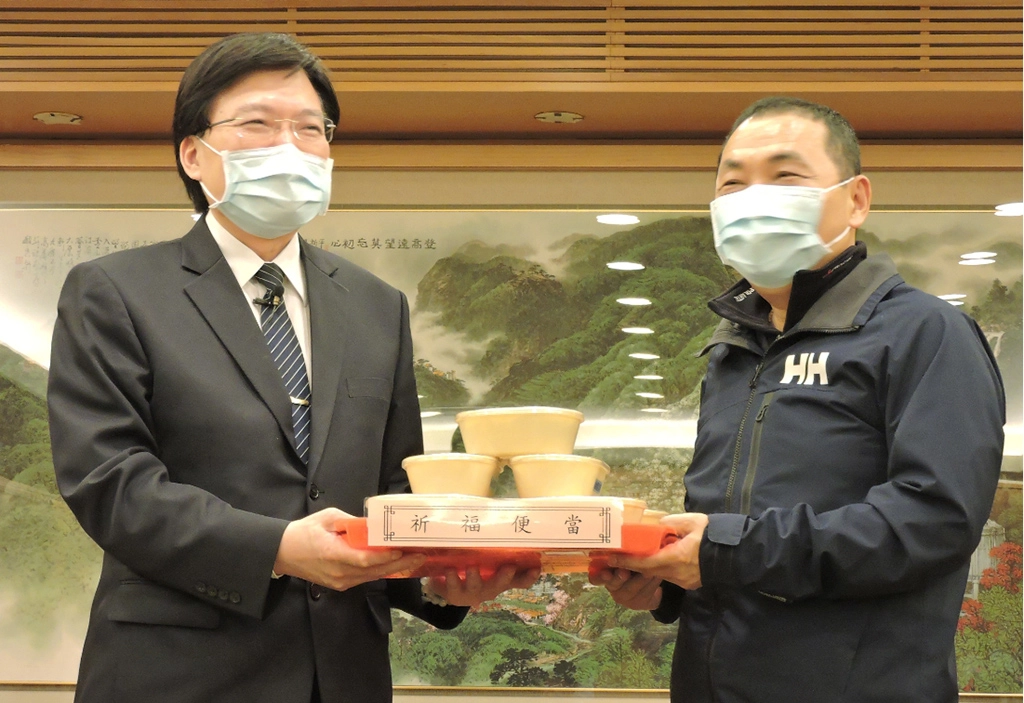 慈濟推廣茹素齋戒弭災疫,公部門從中央到地方齊響應,圖為臺北慈濟醫院趙有誠院長前往新北市政府推廣茹素,市長侯友宜表達感恩。