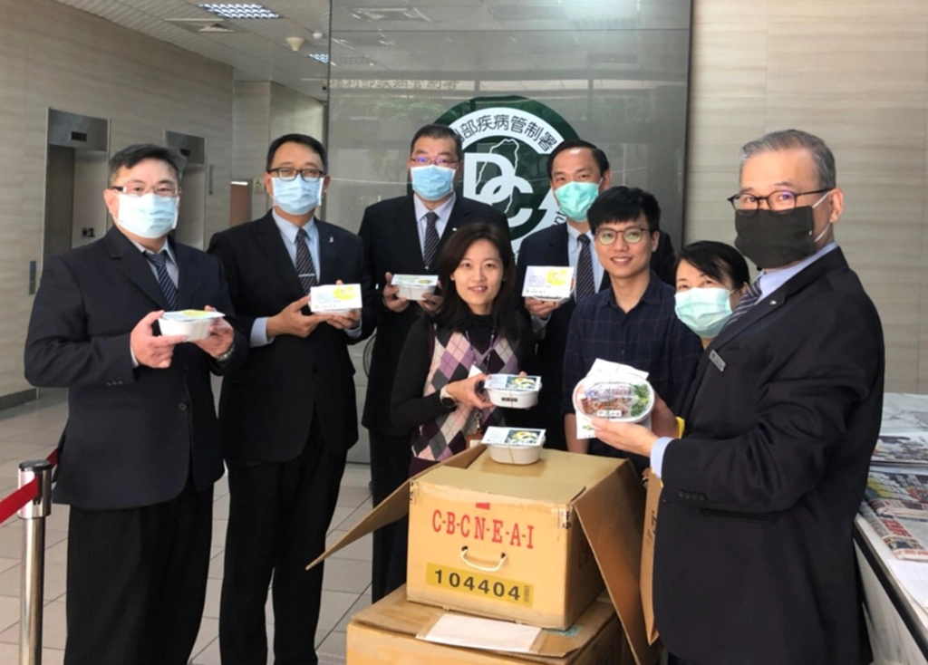 慈濟推廣茹素齋戒弭災疫,公部門從中央到地方齊響應,圖為慈濟人前往疾管署推廣防疫茹素。