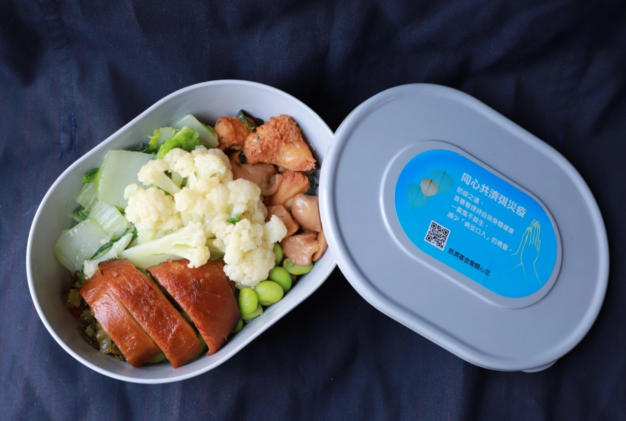 熱騰騰的素食便當不但暖胃也暖心,期待有更多人可以加入茹素行列。