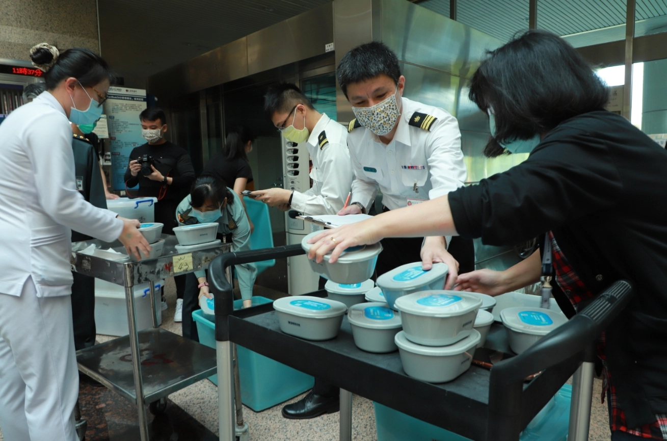 內湖慈濟志工送素餐除了與醫護人員結緣,並且推廣茹素,同時也為疫情期間辛苦的醫護人員加油打氣。