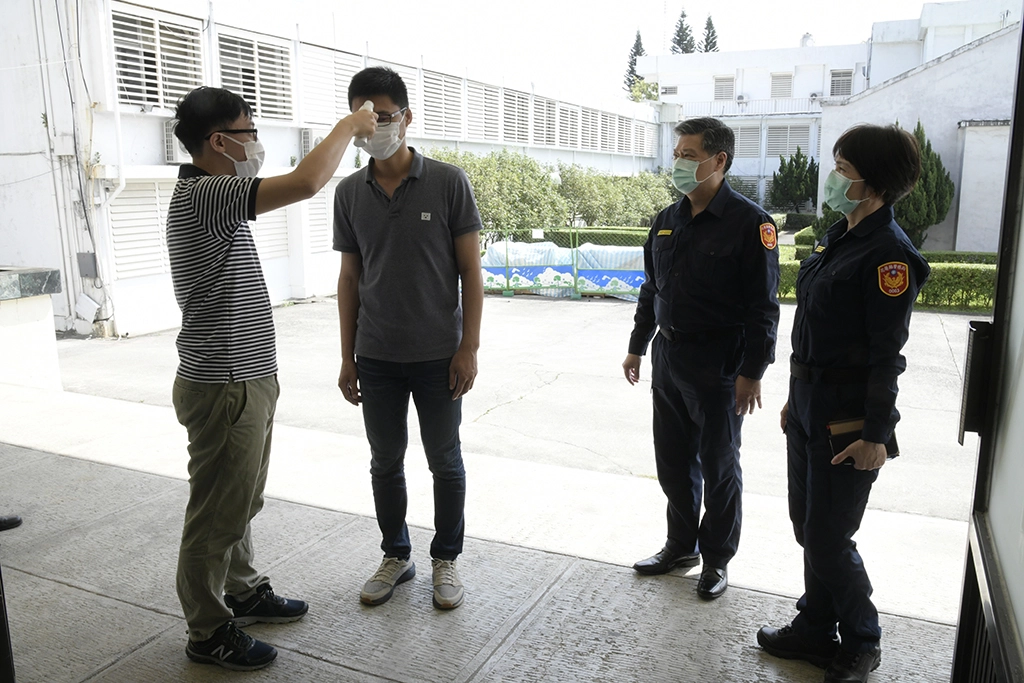 因應嚴重特殊傳染性肺炎疫情升溫,花蓮縣警察局超前部署,提前規劃局本部及各分局異地、分流辦公,並於26日上午同步進行實地演練。