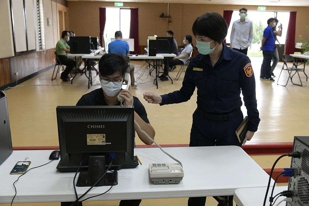 花蓮縣警察局副局長林妙齡表示,本次演練絕對不是做做樣子而已!除了要求所有資(通)訊設備到位,演練時也讓同仁實際操作電腦、網路,以最高規格進行情境演練。