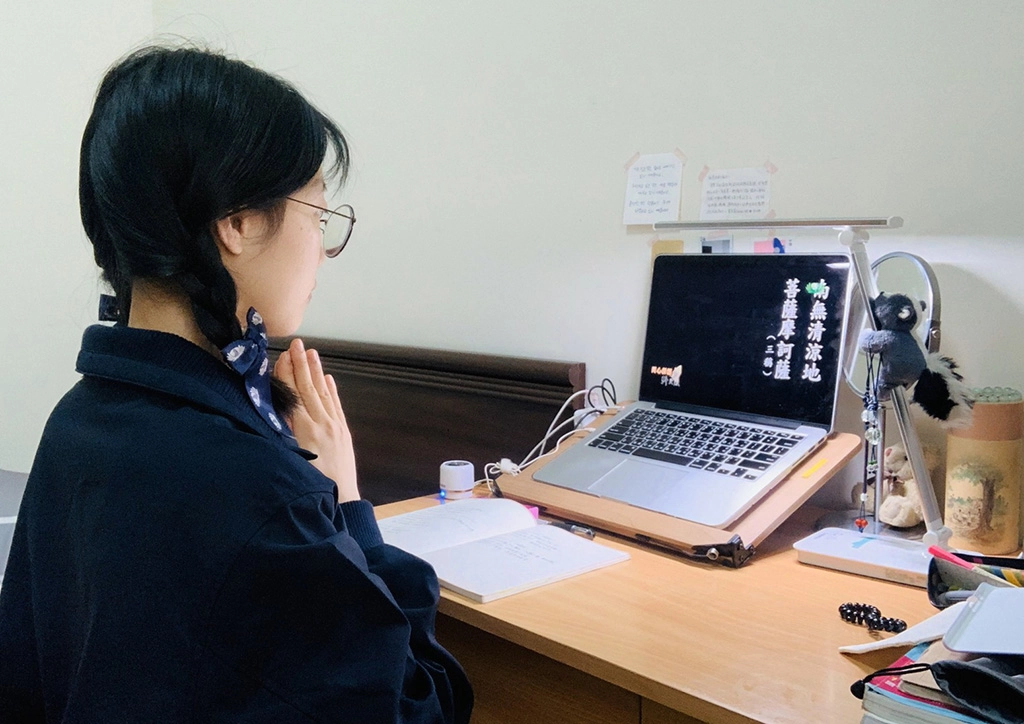 慈濟3月28日起將靜思精舍早課與定期法會以網路直播方式,邀約民眾線上參與。