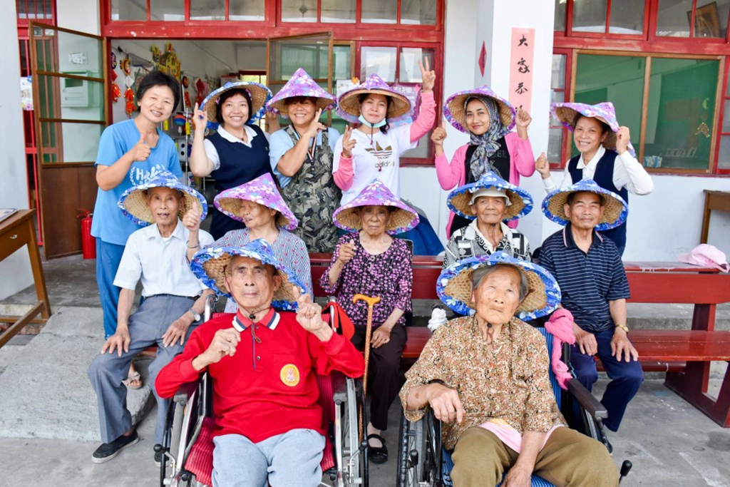 二○一九年五月十日,關山慈院失智症社區服務據點透過手作客家布斗笠說故事活動,陪伴長者共度母親節。