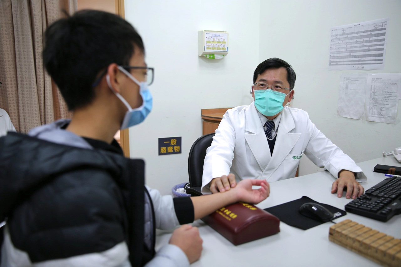 楊醫師仔細詢問陳小弟的生活狀況,發現基本問題在睡眠和腸胃。經過五個月的中醫調理明顯改善陳小弟的脾胃問題,也改善了他每晚輾轉難眠的情況。