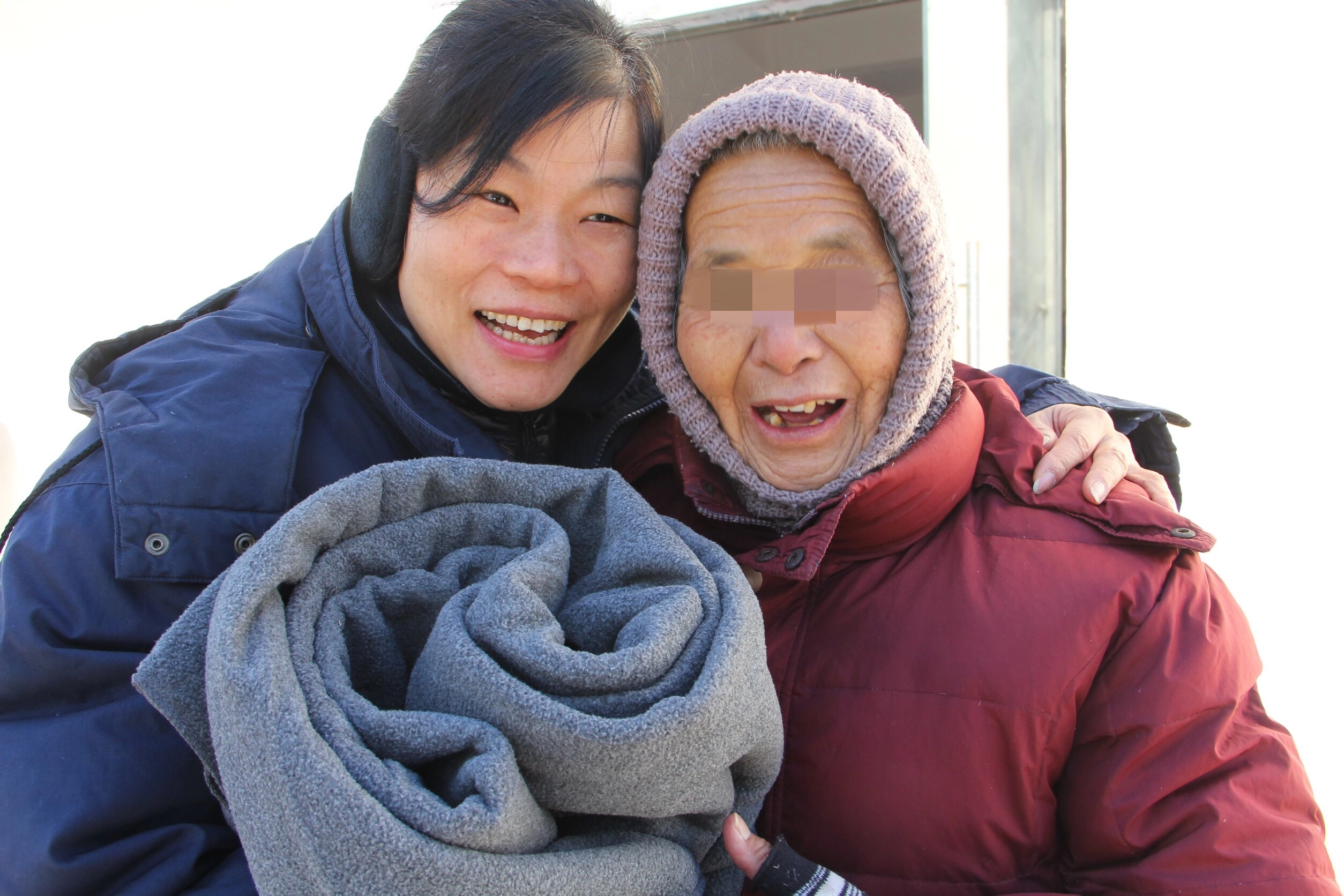 陳淑娥(左)也跟著先生的腳步,一起投入慈善關懷,感受「感恩」的力量。