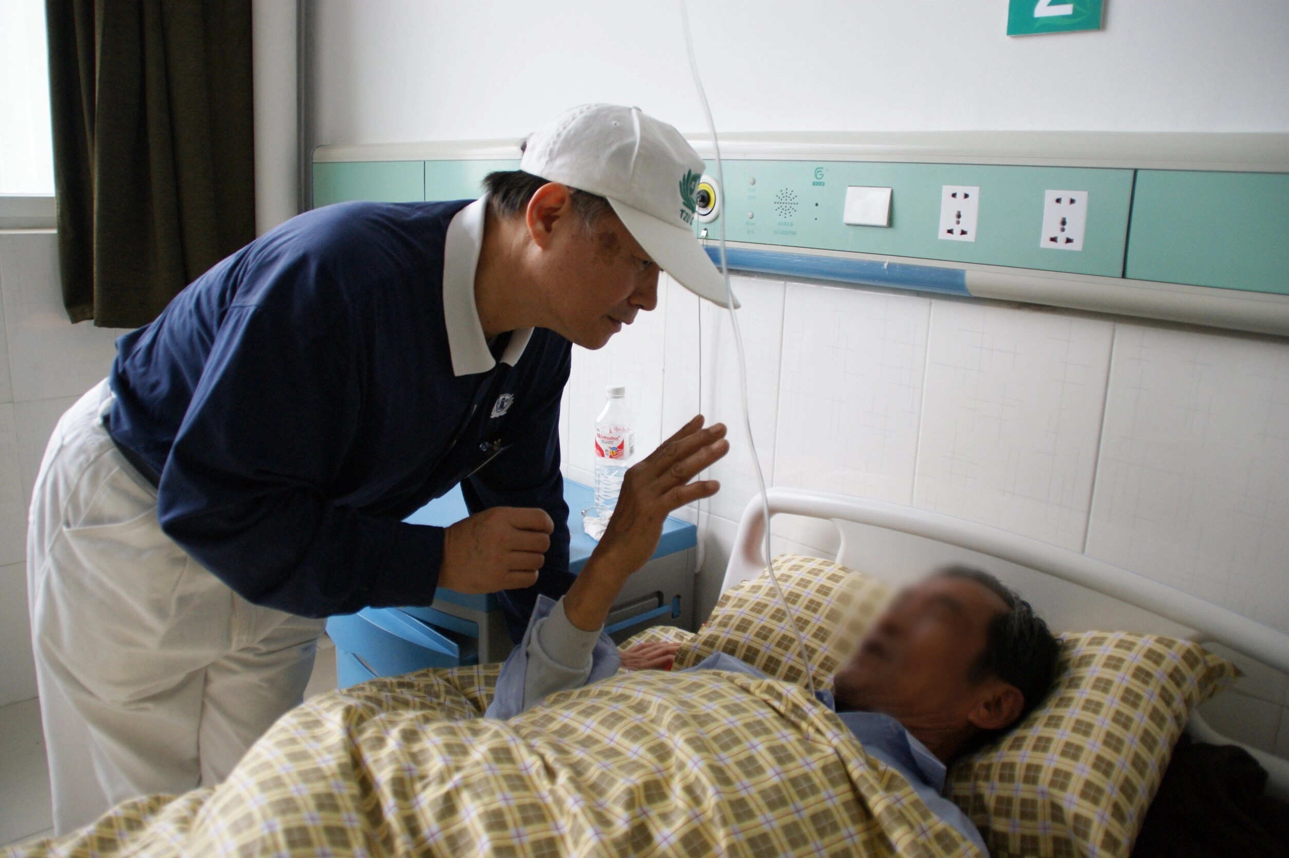 趙俊淇(左)用心投入訪視關懷,以感恩、尊重、愛對待「感恩戶」。
