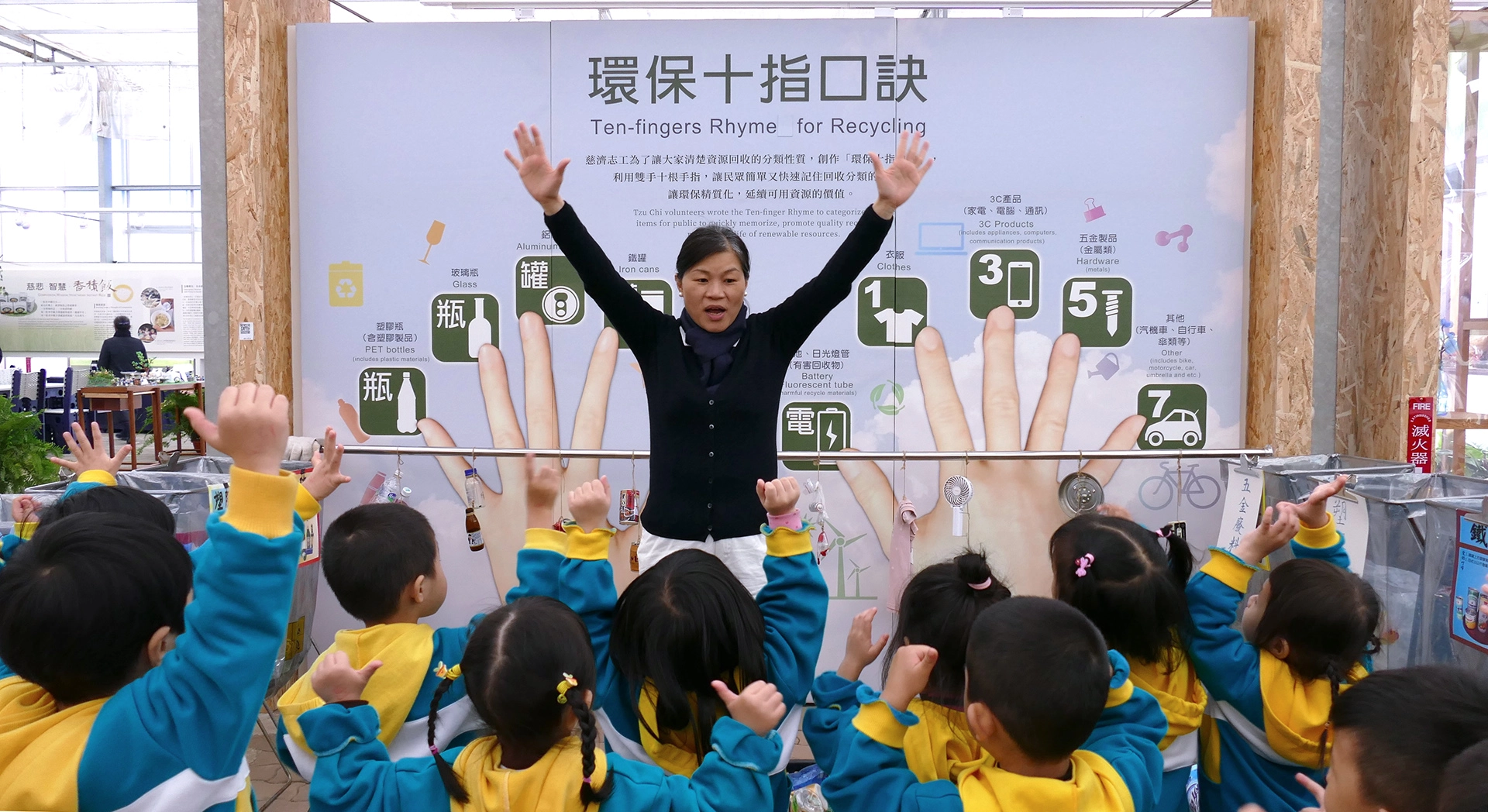 陳淑娥用心投入慈濟志工服務,圖為2019年在台中花博慈濟展區帶動環保十字口訣。