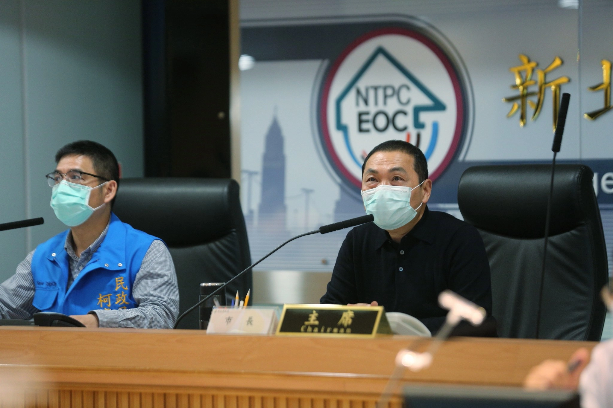 新北市長侯友宜今日主持第50次新冠肺炎防疫應變會議表示,即使台灣、新北市連續多日零確診,仍不能掉以輕心。