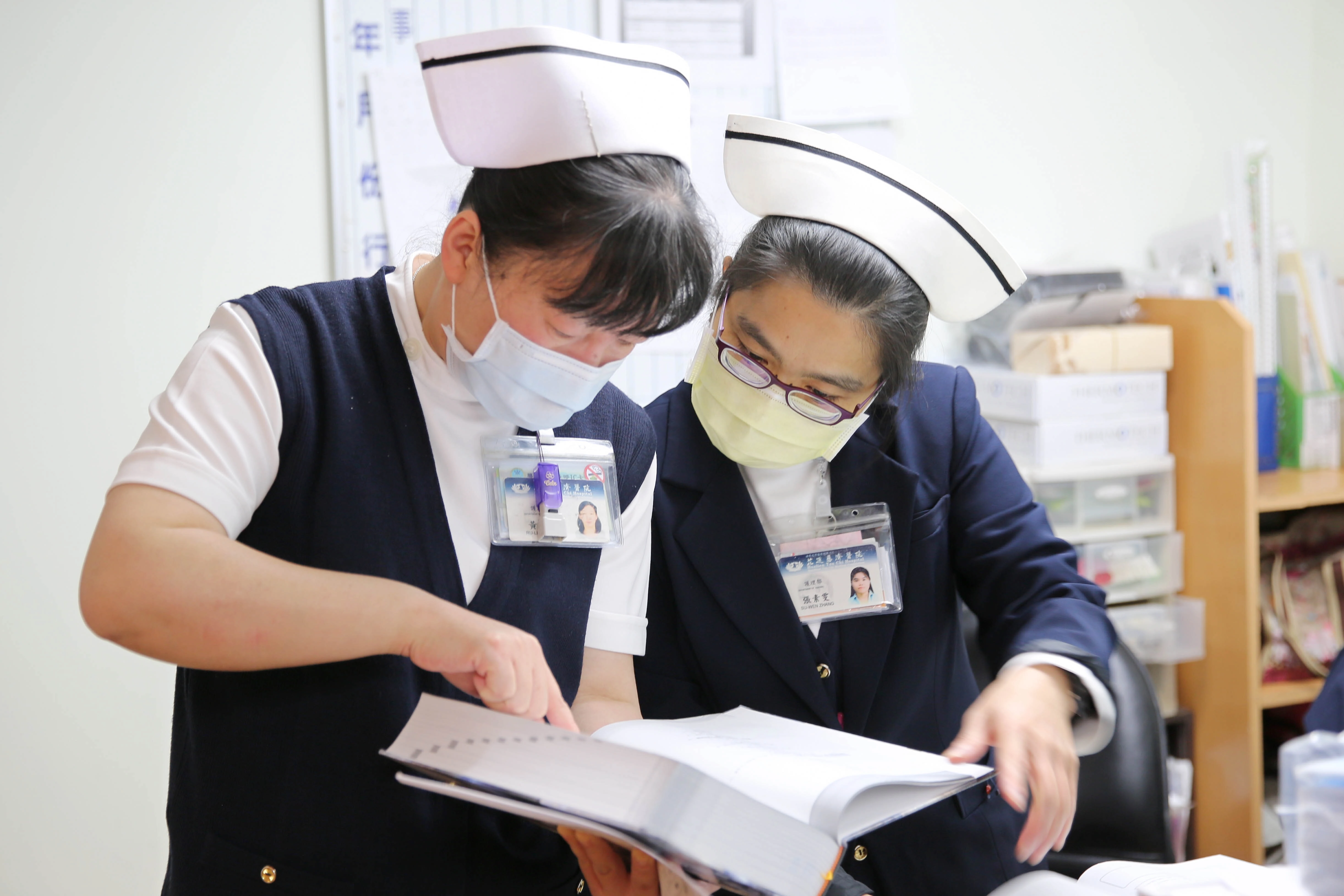 與黃如鈴同期的胸腔科病房護理長張素雯(右)表示,黃如鈴很活潑又很認真,生肖又屬牛,大家都叫她小牛,其實很符合她認真耕耘、不求回報的個性。