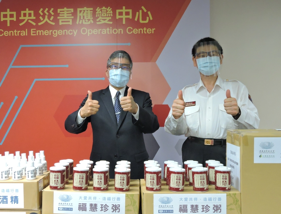 「政府力量有限,民間力量無窮!」陳署長感謝慈濟努力把各類防疫物資集結起來捐給政府。