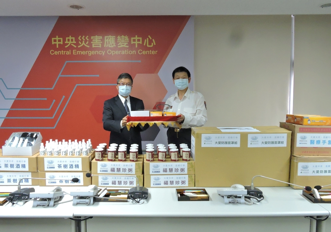 慈濟基金會副執行長劉效成(左)代表證嚴法師傳達祝福,消防署長陳文龍代表接受表示,感謝慈濟熱心公益。