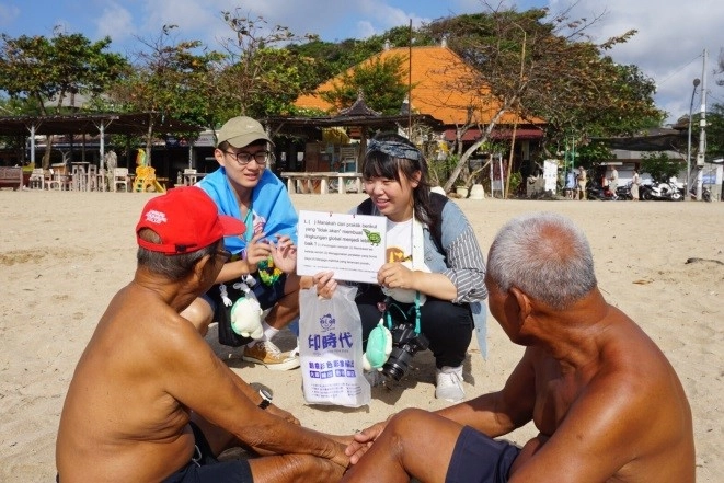 隊員利用問答遊戲教學,向當地民眾宣導生態保育的重要性。
