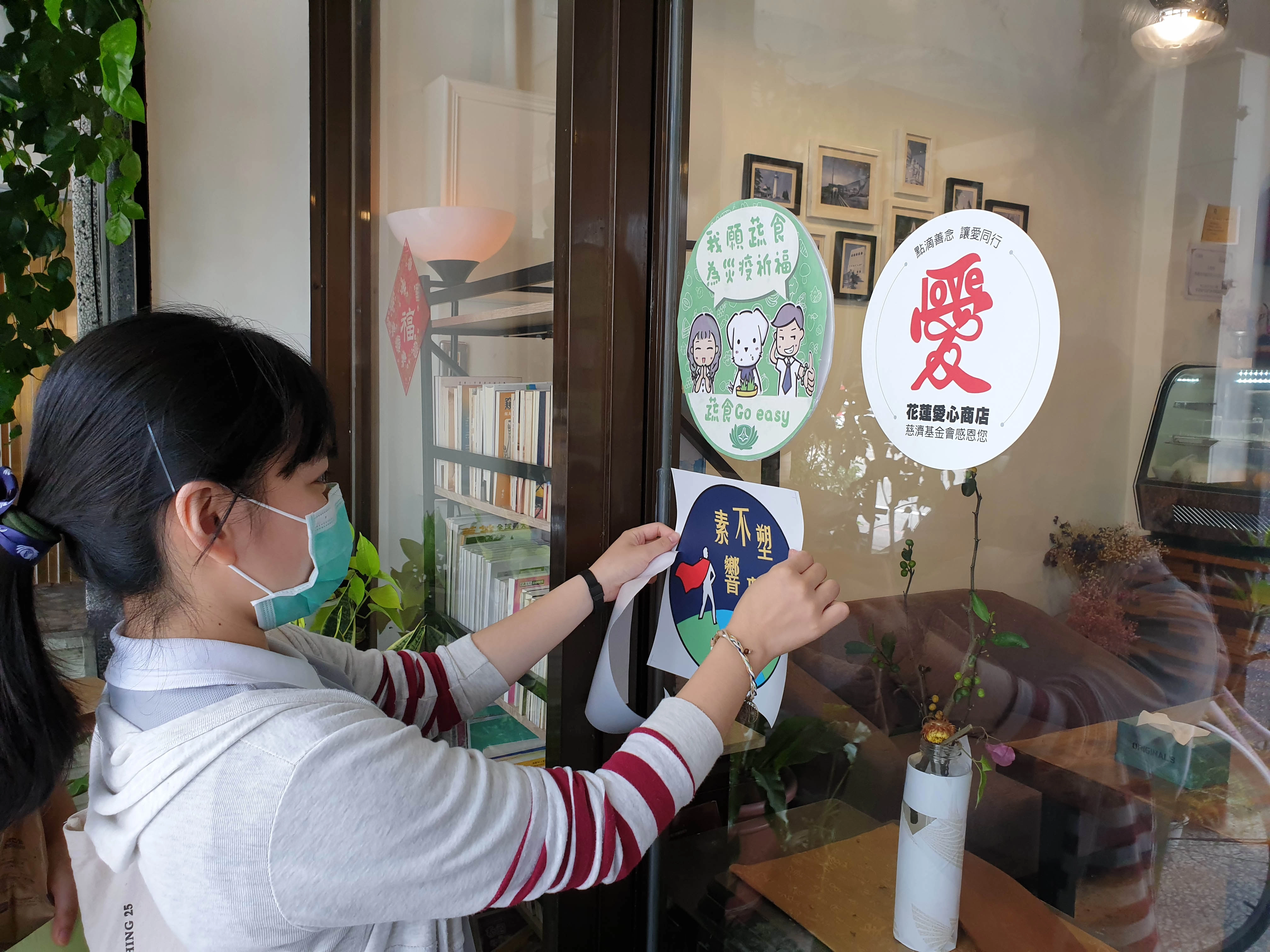 為了環保,大家帶著海報一家一家拜訪,平時害羞的同學也鼓足勇氣,詢問店家可以響應嗎?不管是支持或是拒絕,每一次開口邀約,都是踏出自己的舒適圈,為了理念向前邁進。
