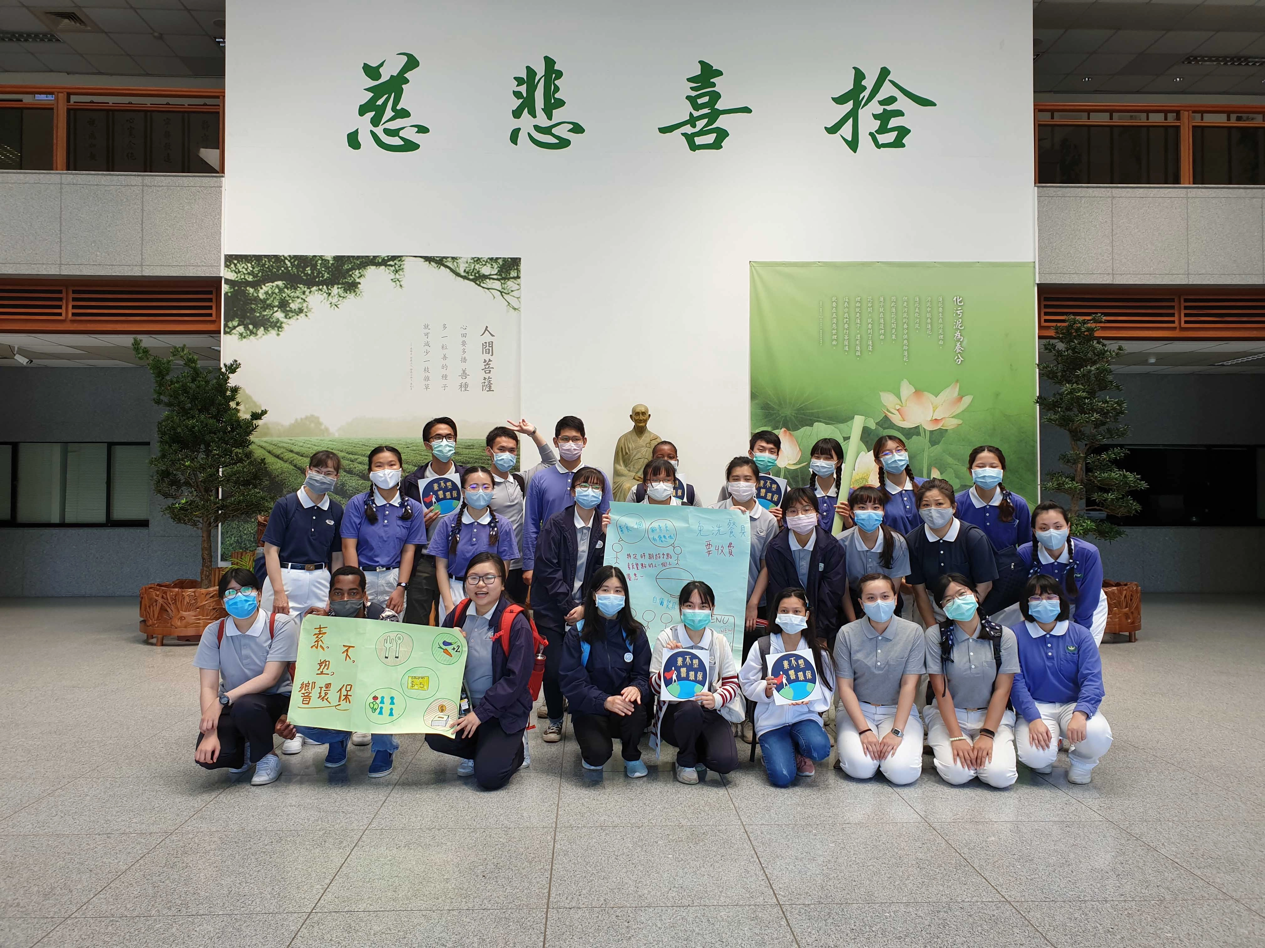 慈青社利用周末(5/2)分成三組,在慈濟附近約50家商家進行宣導。