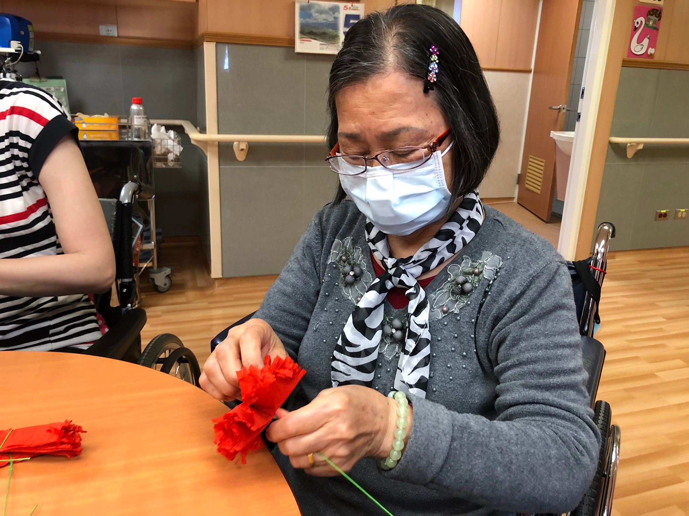 臺中慈濟護理之家長輩手做康乃馨。(護理之家提供)