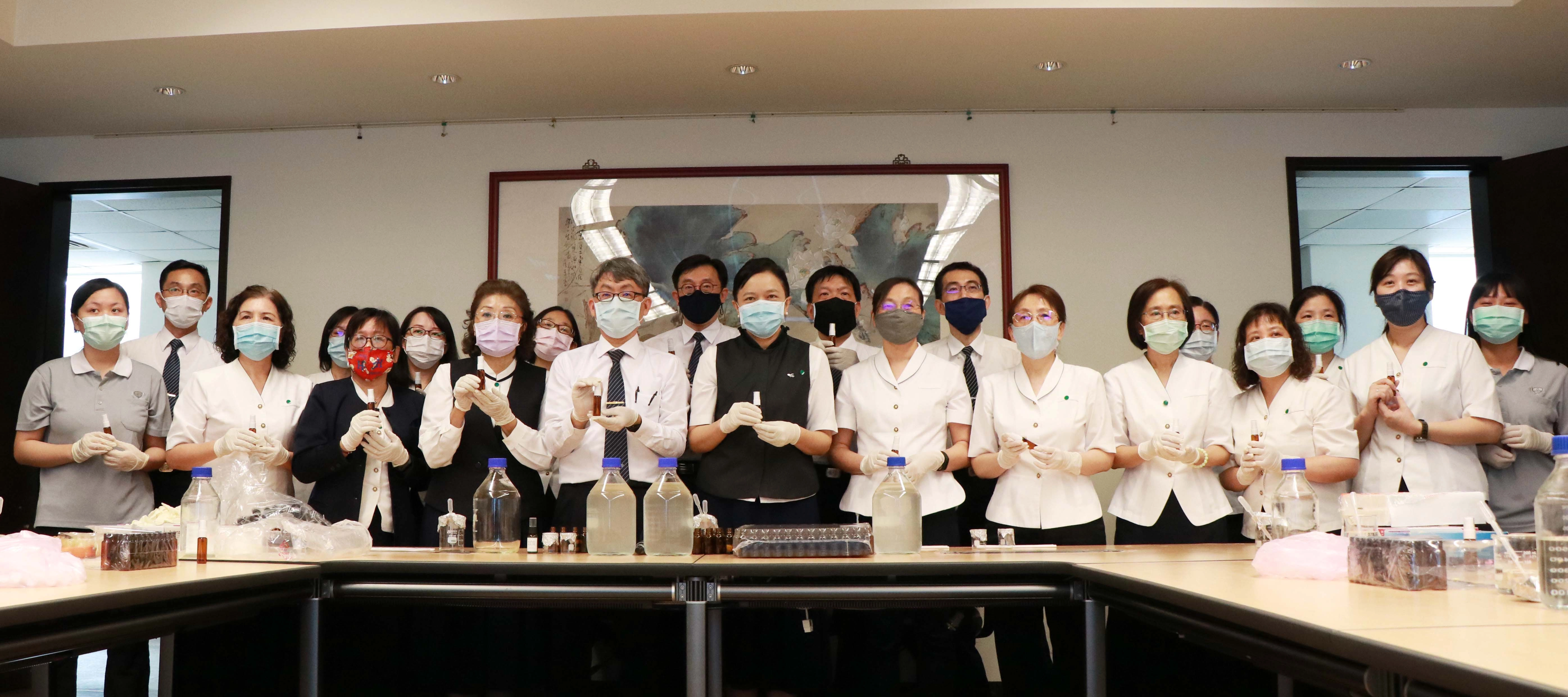 慈濟大學送給慈誠懿德會的母親節禮物,大家一起向慈懿會表達感謝:「感恩慈誠爸爸懿德媽媽,我們很幸福,你們也要好好保重喔!」 (圖/李家萓)