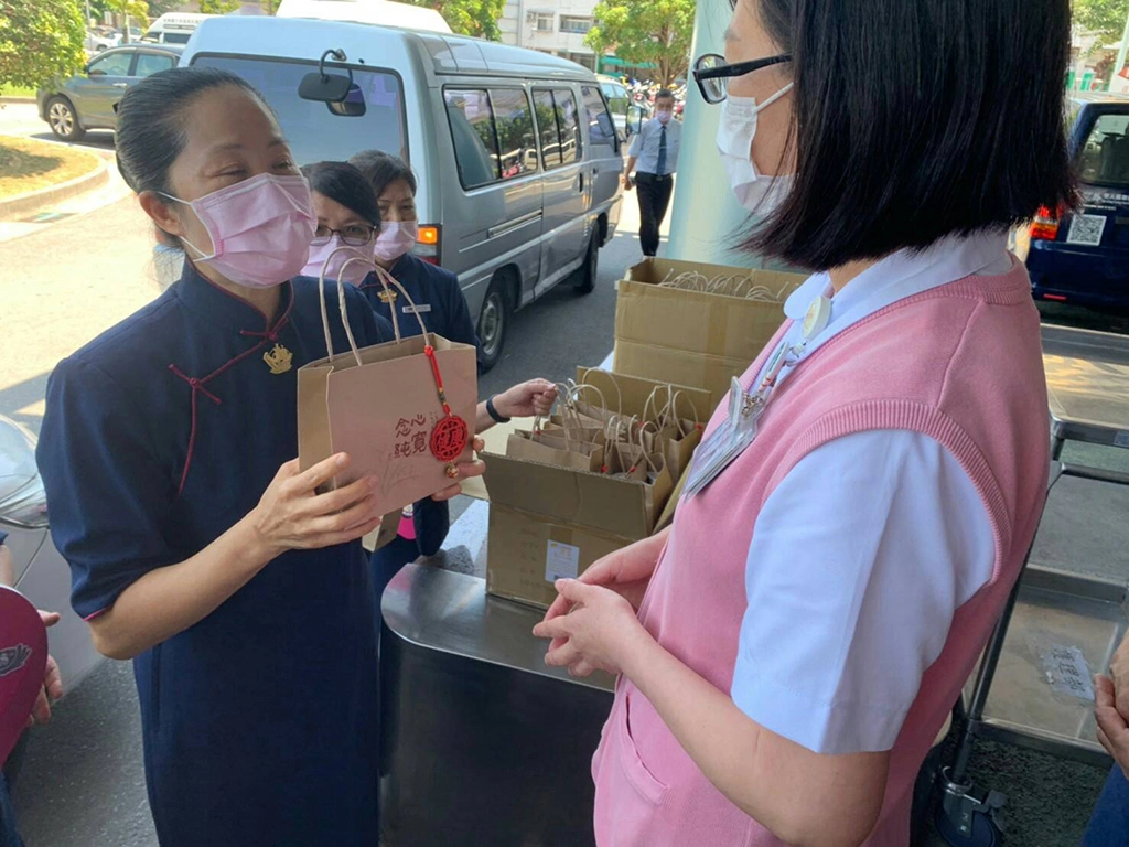 臺東馬偕醫護人員表示,此次疫情,擔任起防堵新冠病毒侵入守護臺東人,是責無旁貸的責任,感謝縣府結合各單位發起的「愛的接力」活動,讓辛苦的第一線人員,感受到整個臺東人的支持及祝福。
