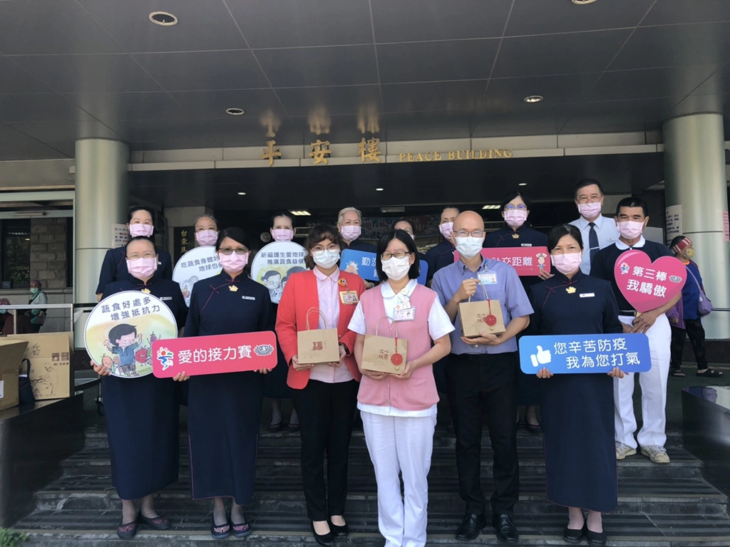 臺東馬偕醫護人員表示,此次疫情,擔任起防堵新冠病毒侵入守護臺東人,是責無旁貸的責任,感謝縣府結合各單位發起的「愛的接力」活動,讓辛苦的第一線人員,感受到整個臺東人的支持及祝福。