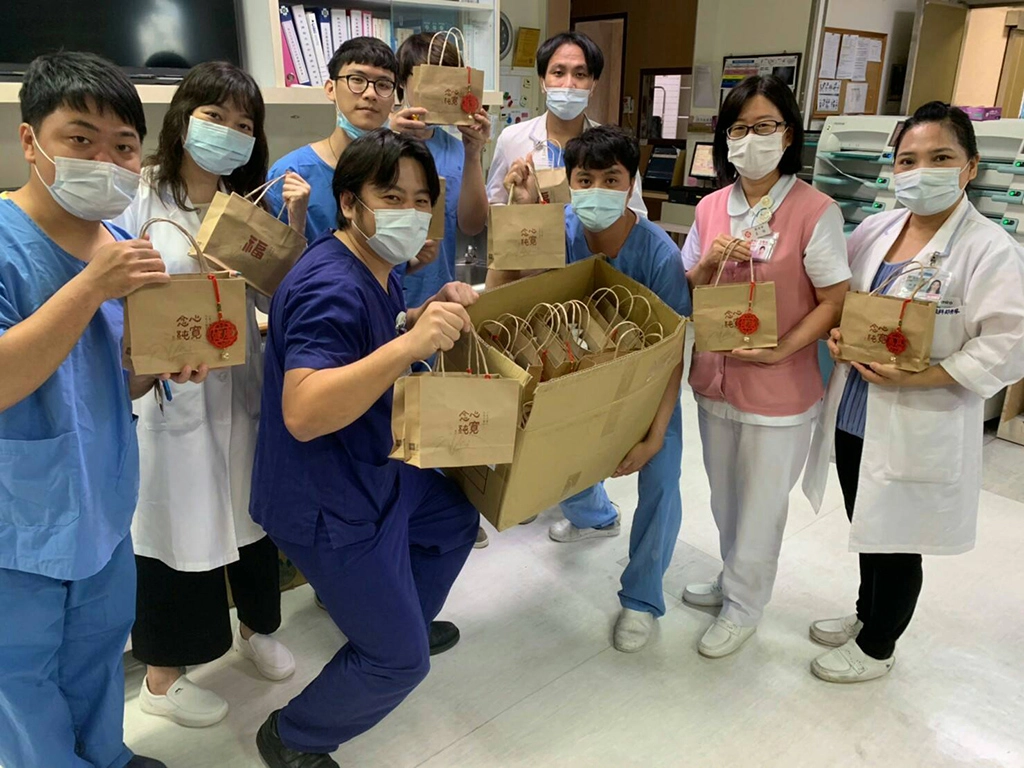 臺東馬偕醫護人員表示,此次疫情,擔任起防堵新冠病毒侵入守護臺東人,是責無旁貸的責任,感謝縣府結合各單位發起的「愛的接力」活動,讓辛苦的第一線人員,感受到整個臺東人的支持及祝福。