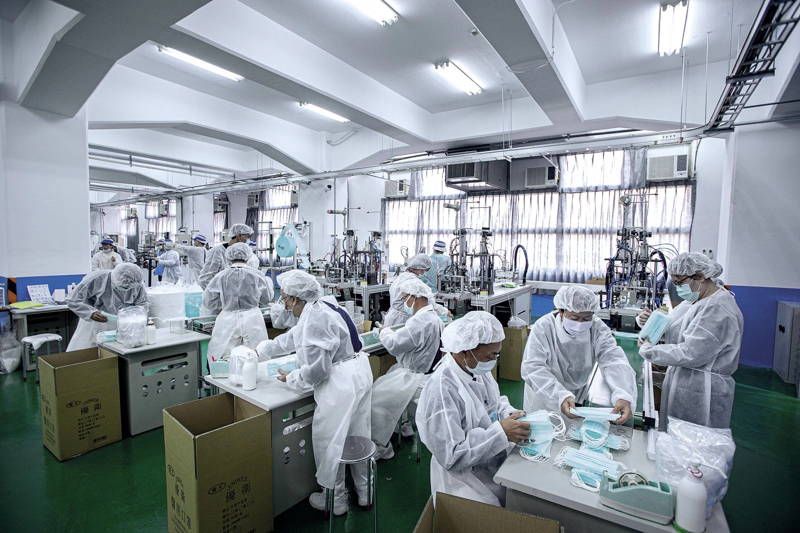 在臺南白河這間口罩工廠,以廠方專業人員及國軍為主力,志工參加白天班工作,大家動作迅速地檢查口罩品質。