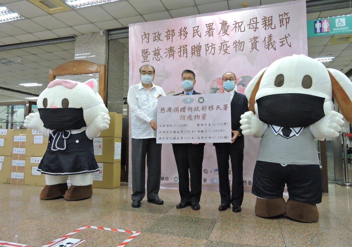 「防疫不鬆懈!」針對身處第一線的相關防疫人員,慈濟基金會持續給予關懷,並評估需求後提供防疫裝備。