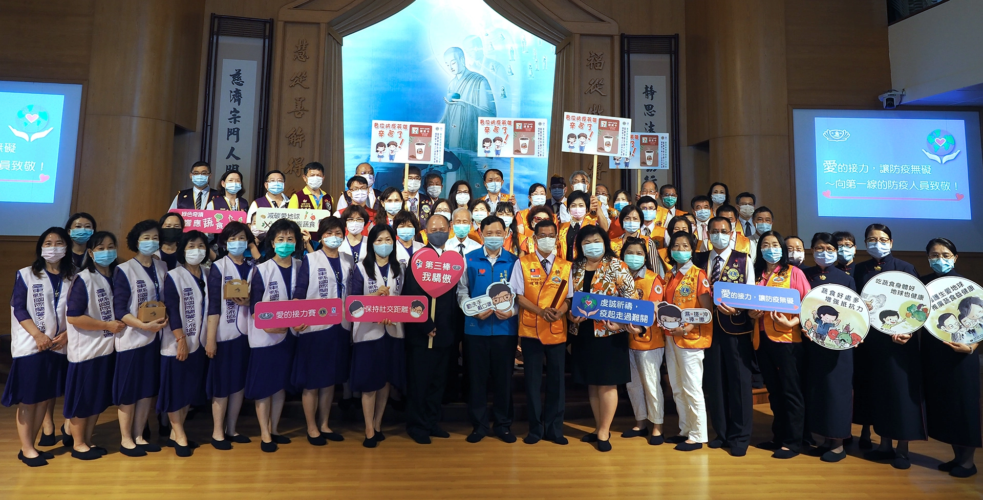 由臺東縣長饒慶鈴發起愛的接力賽,第三棒慈濟基金會已完成任務,8日在慈濟基金會台東聯絡處順利交棒給臺東縣獅子會與臺東縣國際蘭馨交流協會,期盼讓愛的接力一棒接一棒傳遞下去。