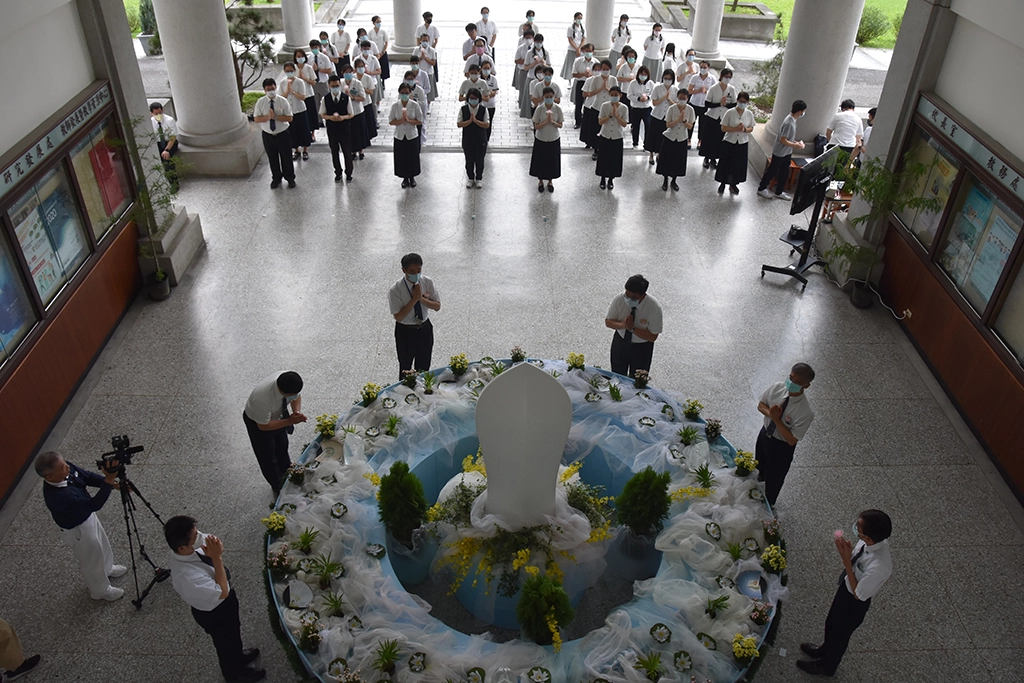 在保持社交距離的前提下,將參與人數控制在100人內。