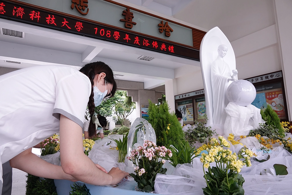 不少學生表示,小型浴佛人數少,反而更投入當下。