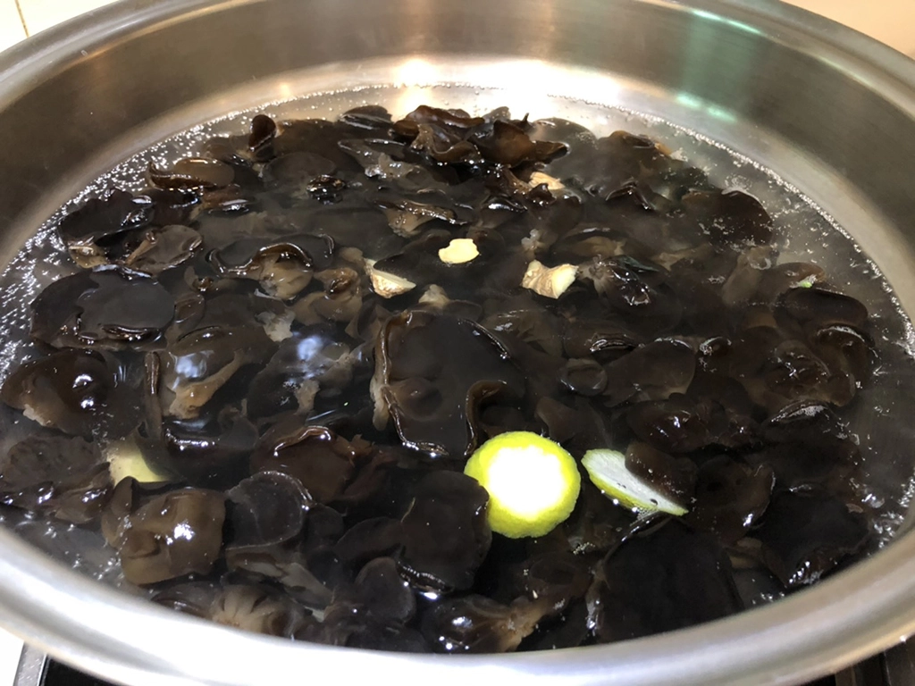 雲耳又稱黑背木耳,形狀較細小,背面呈深灰色,屬木耳科植物,性平、味甘、無毒,可補益氣血、活血止血、潤燥通便、舒筋活絡。