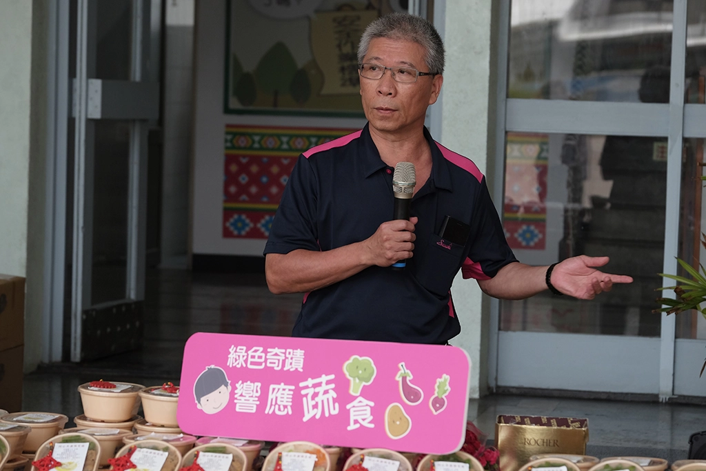 台電臺東區營業處長鄭信宗表示,台電秉持著愛地球的心,訴求節能減碳,此次得知素食對環境的好處,馬上同意並邀請員工共襄盛舉。