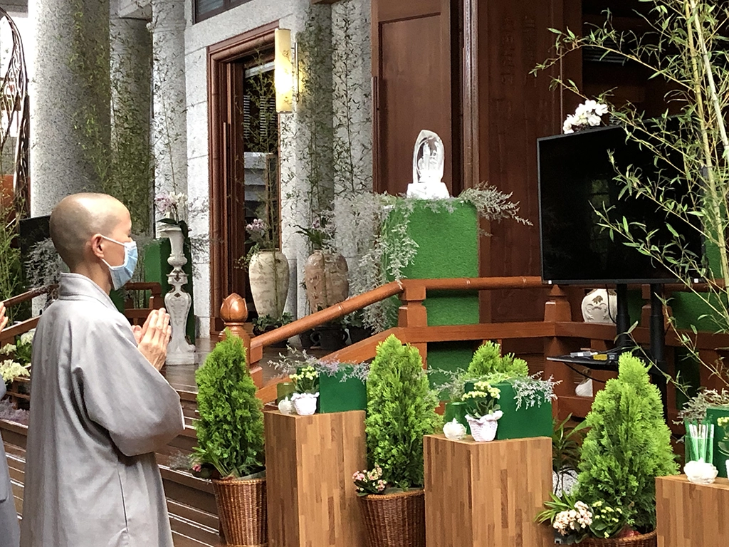 慈濟邀請民眾5月10日透過電視轉播、行動裝置連線,一起「線上浴佛祈福」、為世界獻上祝福。