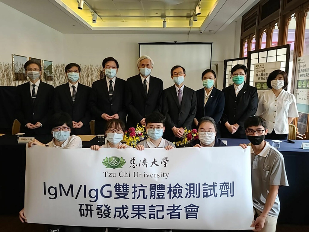 慈濟大學、台北慈濟醫院、中研院合作開發出新冠肺炎IgM/IgG 雙抗體檢測試劑,十分鐘就可驗出初、中、後期感染者。