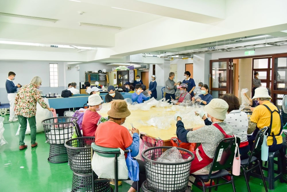 志工一邊做分類整理,一邊也輪流到後方由義診團隊調理健康。