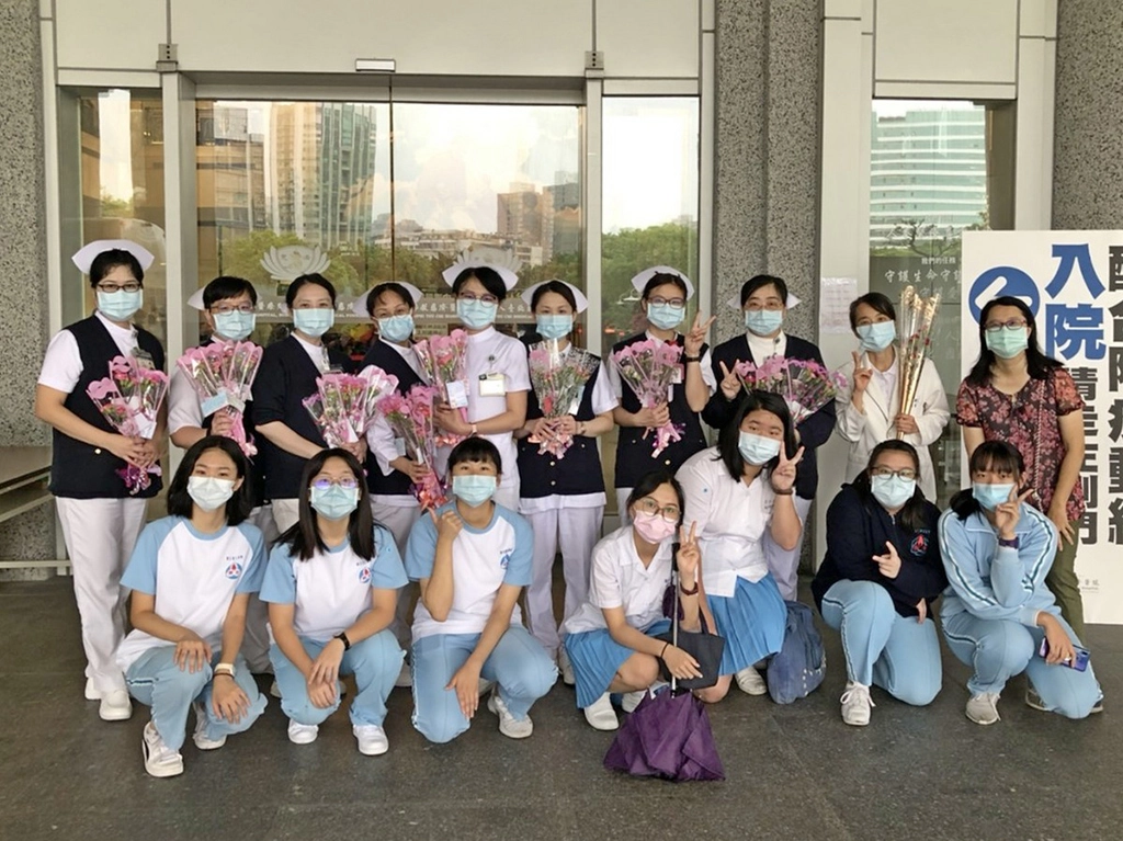 崇光女中學生將義賣所得的款項購買康乃馨,贈送予護理師表達感謝。