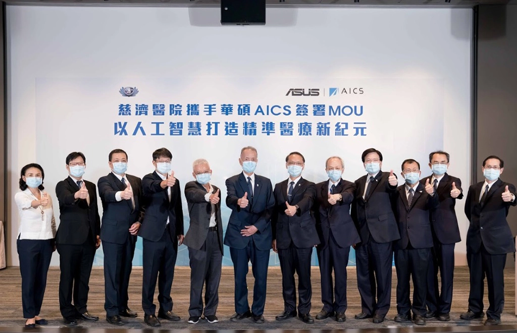 慈濟醫療法人暨慈濟醫院與華碩AI研發中心共同簽署「策略夥伴合作意向書」後合影,左起為華碩文教基金會執行長魏杏娟、台中慈濟醫院醫務秘書邱國樑、慈濟醫療財團法人資訊顧問廖威博、華碩全球副總裁暨AICS負責人黃泰一、華碩副董事長徐世昌、慈濟醫療財團法人執行長林俊龍、慈濟基金會執行長顏博文、慈濟醫療財團法人策略長張聖原、台北慈濟醫院院長趙有誠、花蓮慈濟醫院副院長吳彬安、大林慈濟醫院醫務秘書林庭光以及台北慈濟醫院副院長鄭敬楓。