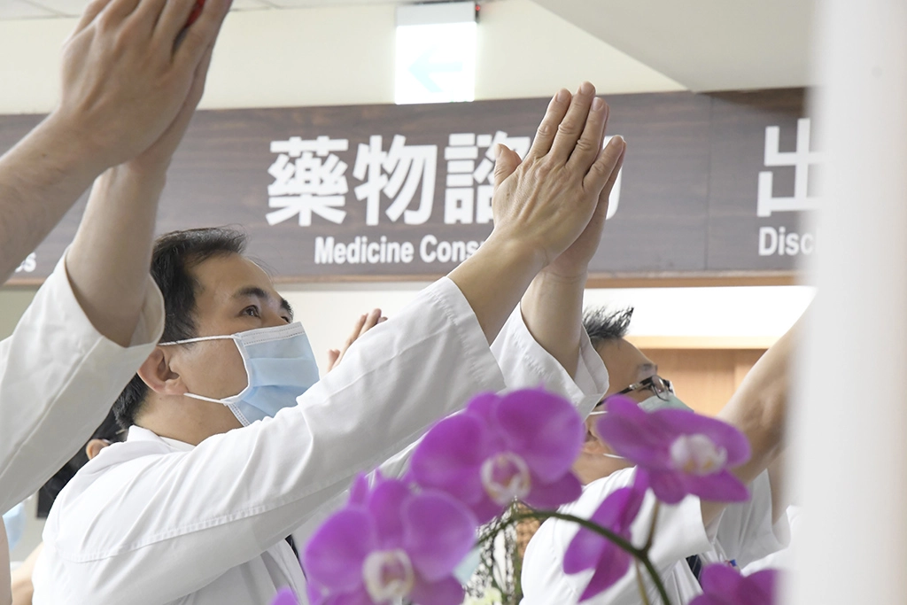 斗六慈院簡瑞騰院長帶領五十位醫護同仁藉由浴佛,虔誠祈願早日消弭災疫,大家健康、平安。