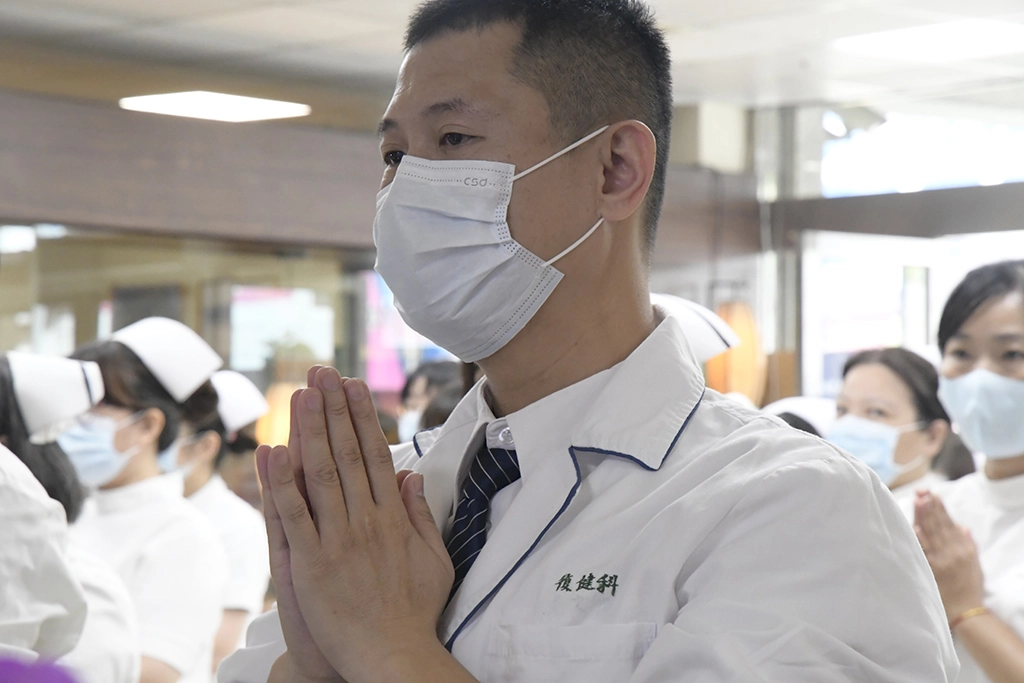 復健師黃科銘隨著浴佛儀式的進行、在唱誦中反省自己,也洗滌心靈。