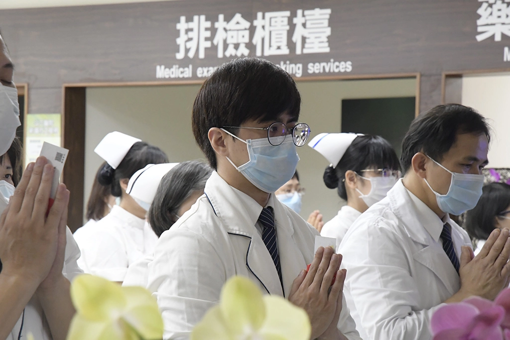 職能治療師吳岳庭虔誠祈禱,浴佛深受感動。