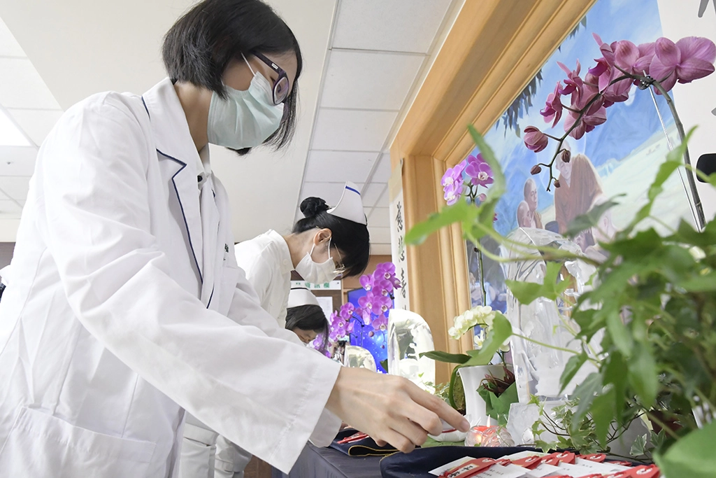 第一次參加浴佛的營養科醫師黃雅鈺,浴佛學習利己利人的精神,覺得非常有意義。