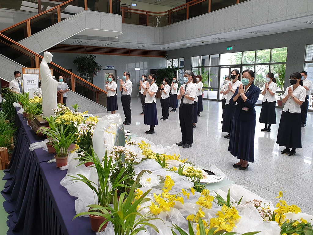 今年因為疫情的關係,慈濟大學浴佛改為流動式浴佛,在慈悲喜捨大廳設置浴佛台,讓師生可以自由浴佛,今天由劉怡均校長帶領師生進行浴佛典禮。