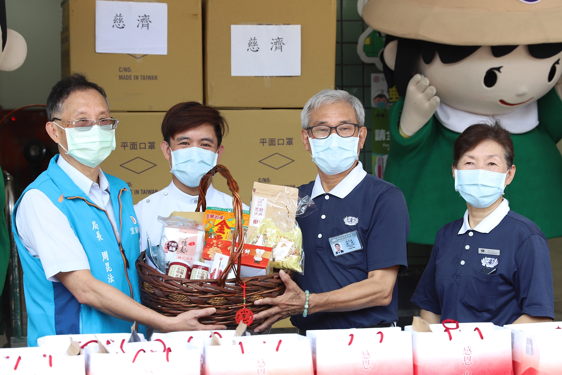慈濟贈送感恩祝福禮給郵局,宜蘭郵局局長周昆法 (左)、 羅東聖母醫院安恆立神父(中)、慈濟資深志工吳宏泰(右二),感激這群默默付出「罩」顧著大家的郵務英雄們。