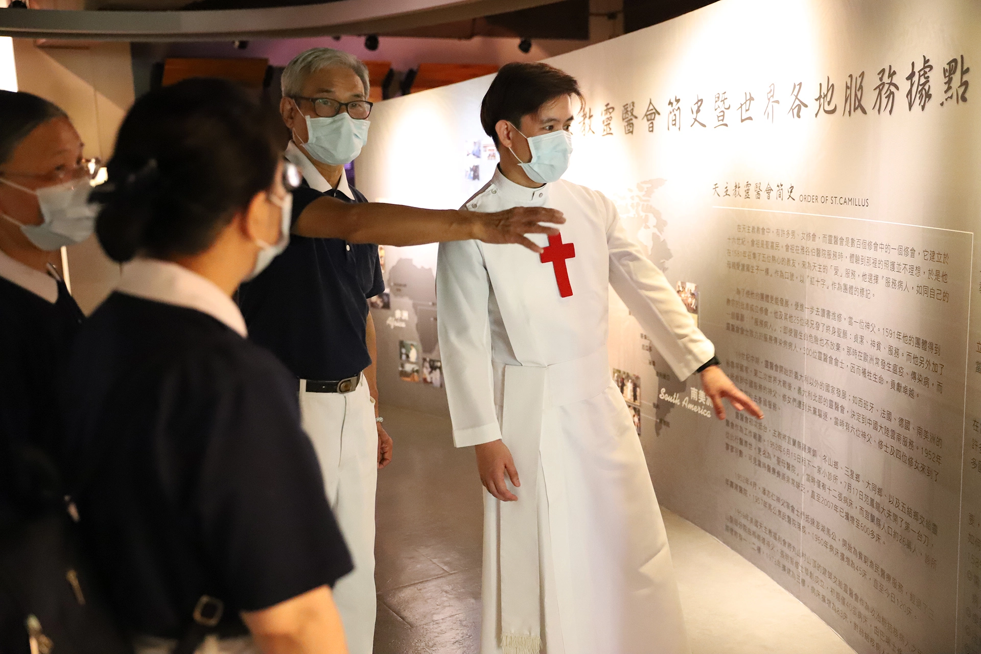 安神父帶領慈濟志工走訪靈醫會文史館,了解靈醫會。