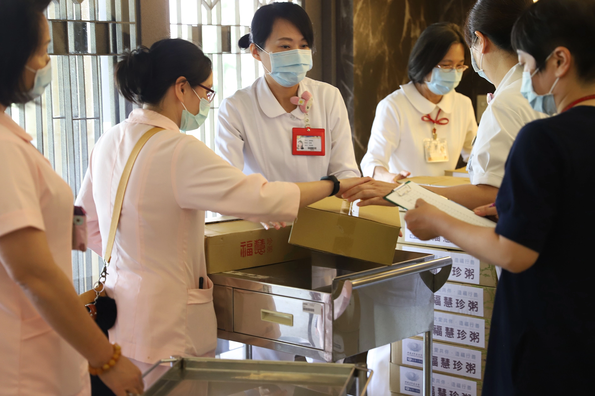 慈濟志工一瓶瓶拿給護理人員,各單位也推著車來領用,大家都抱持著感恩的心,期盼全球疫情能盡快消弭。